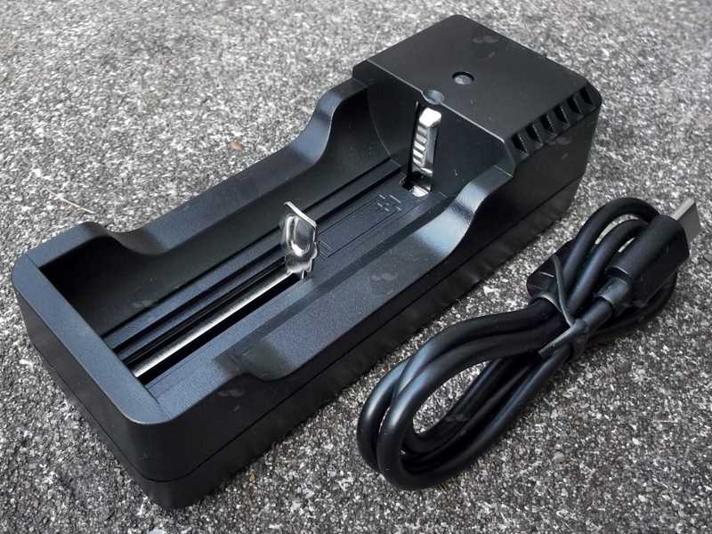 Li-Ion USB Battery Charger for The Black Aluminium Body Compact LED Tactical Torch Unit with Weaver / Picatinny Gun Rail Mount